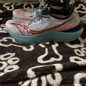 Saucony Endorphin Pro 3
Fog ViZiOrange